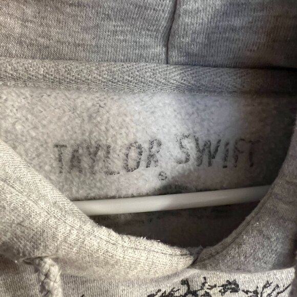 🩶 Taylor Swift “All Too Well” Hoodie – Red (Taylor’s Version) Era Sweatshirt - Picture 3 of 3
